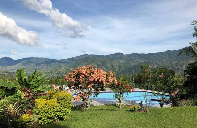 Finca cerca de Medellín con vista a las montañas