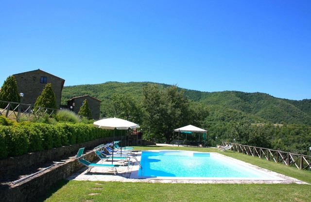 Villa con piscina privada y jardín. Excelente relación calidad-precio. Zona de Cortona.