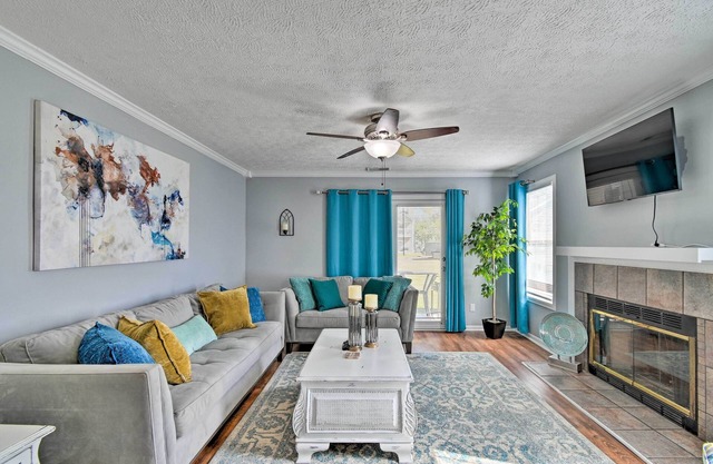 Fayetteville Condo w/ Fireplace: 7 Mi to Dtwn