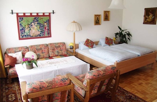 Casa de vacaciones con amplio jardín, césped y parking.