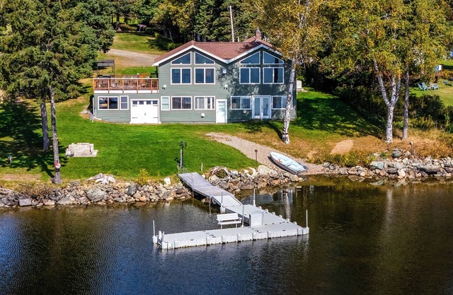 Chartier - Amplia casa con agradable área de césped que conduce al lago Rangeley