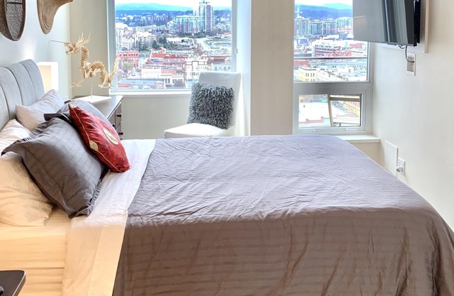 FIFTEEN09 at ERA-DT 2 bedroom condo w/ Parking & Ocean View