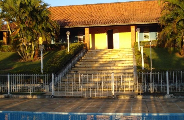 Finca Viana Ville con piscina y zona de recreo.