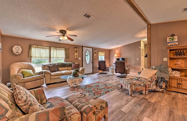 ¡NUEVO! Casa que admite mascotas, a 4 millas de Silver Springs.