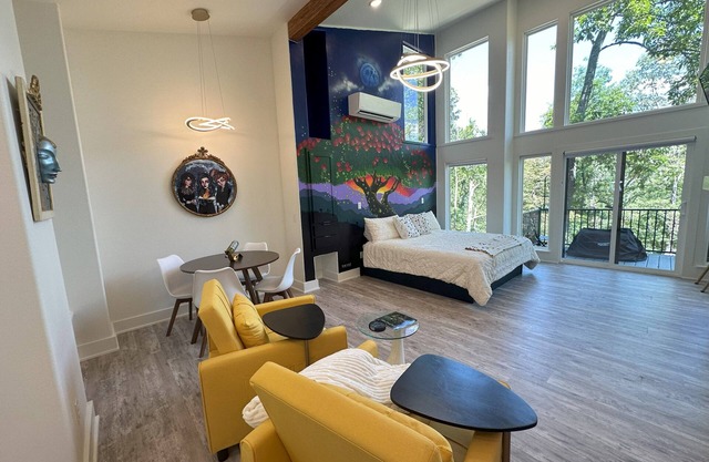 Firefly 2, luxury lakeside treehouse w/ hot tub, BBQ, extra parking, boat put-in