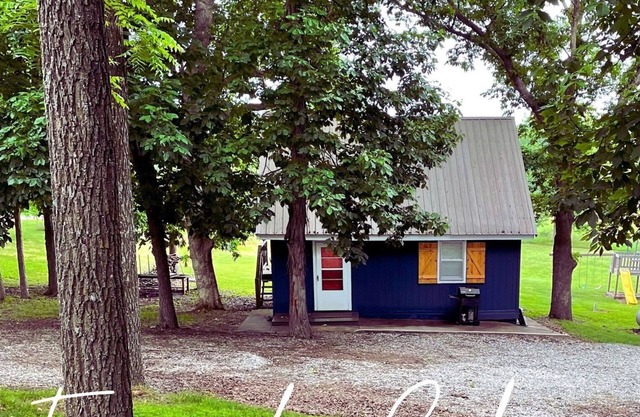 Cabin on Truman Lake. Fishing, hunting, or boating. Bring the family and enjoy!