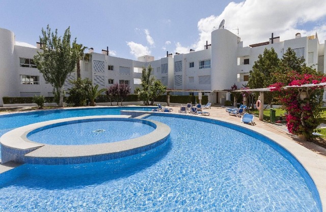 First floor apartment in Bellresguard, close to the beach