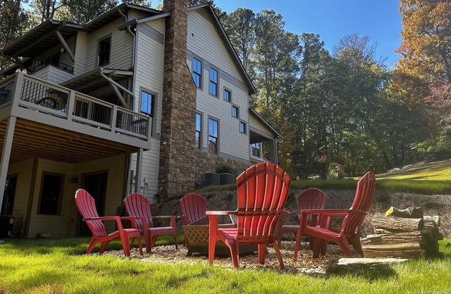Five Bdrms, Fire pit! Perfect for groups! Water park, boat ramp, venues nearby!
