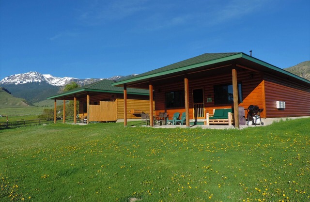 *** CINCO ESTRELLAS EN EL RÍO AMARILLO *** !!! THE GRIZZLY DEN CABIN en el río YNP