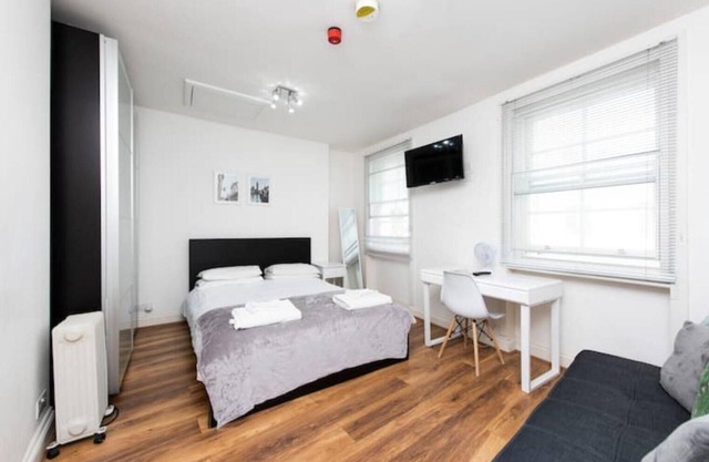 Flat 3 Greek Street Apartment