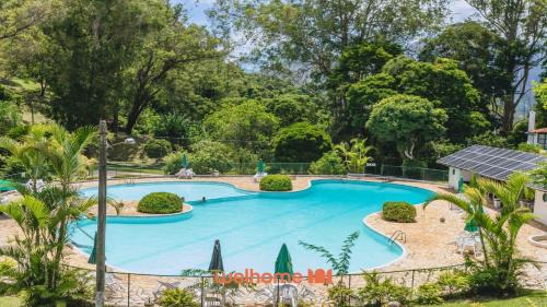 Flat com vista para a montanha e charme em condominio em Petropolis