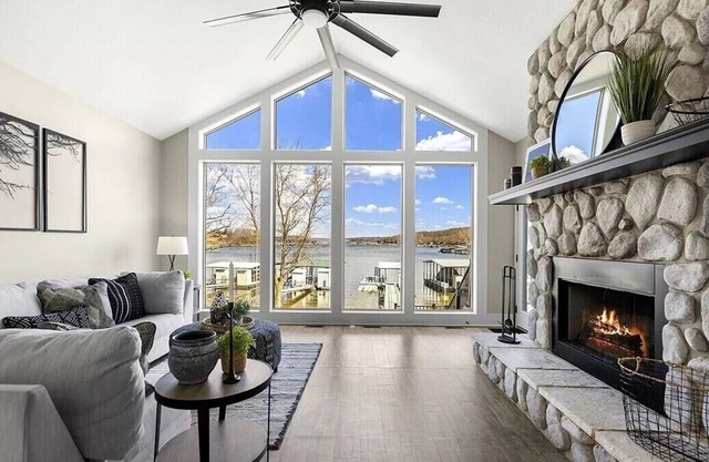 Hermosa casa frente al lago con mucho increíble, suave y muelle privado!