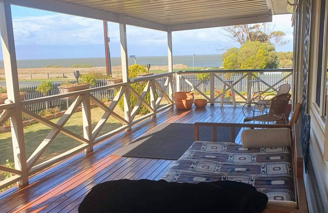 Unwind in Milang: A Lakefront Retreat and Its Majestic Alexandrina Lake View