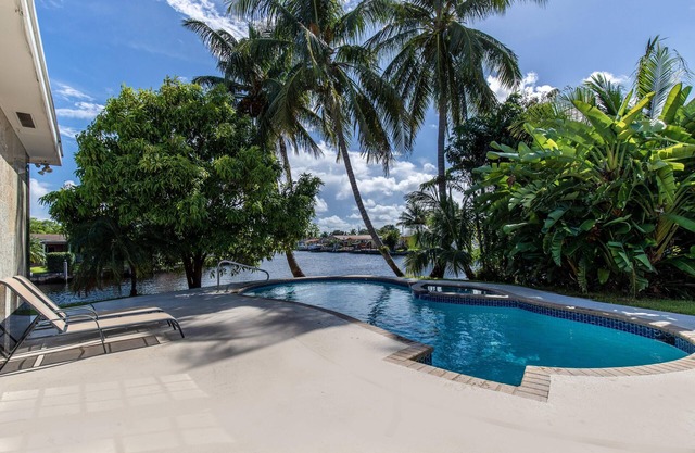 Florida Oasis - Lovely Waterfront canal home with swimming pool and jacuzzi