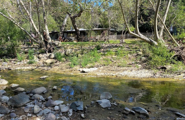 Sigue tu corazón al Creekside Escape con mini Farm,