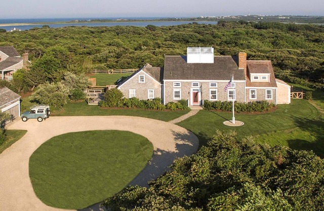 Compuesto familiar privado con casa de huéspedes, vista al mar y piscina.