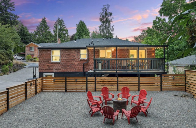 Peaceful Creekside Stay by the Firepit with Lights, BBQ, Games & Yoga