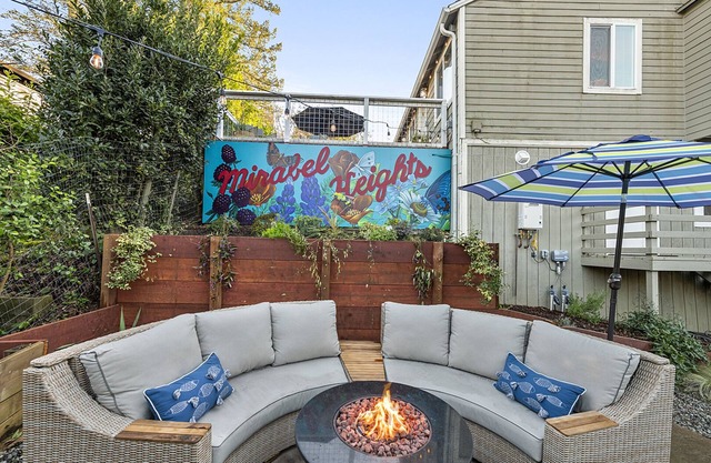 Forest Heights ~ Relaxed Modern-Boho Style, Forest Views, Hot Tub, Wine Country