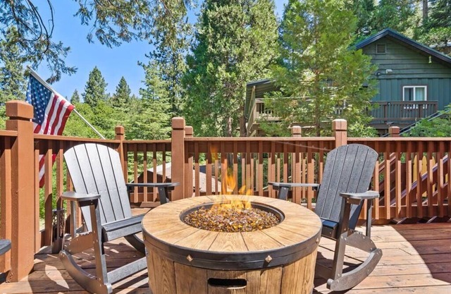 Rustic Cabin Retreat | 7 Miles to Yosemite | King Beds