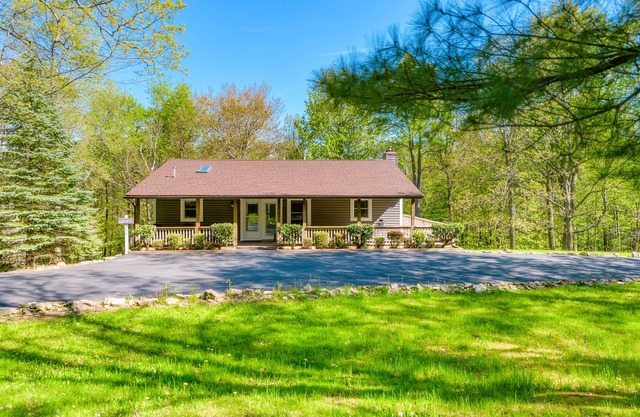 Casa con vista al bosque con cubierta envolvente: ¡minutos del lago y Wisp Resort!