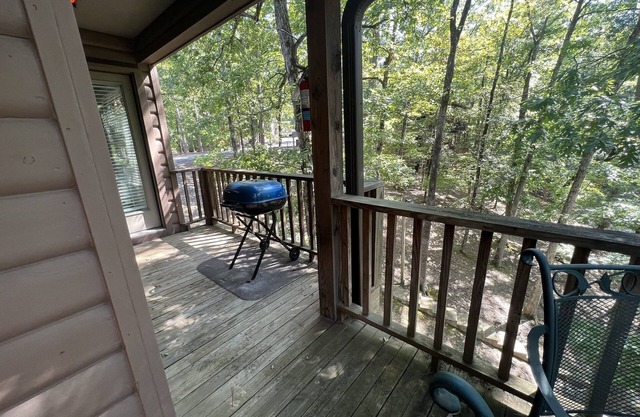 Forest view, log-sided two bedroom, two bath condo on Lake Ouachita. by RedAwning