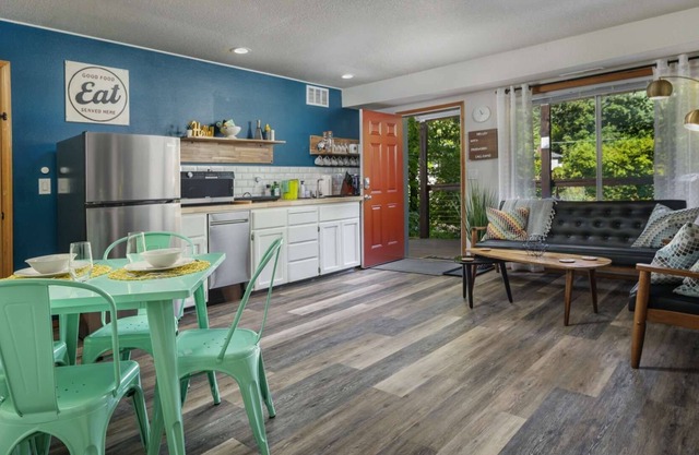 Forested Quiet Retreat, Pet Friendly, Private Patio, BBQ, Near Parks, Zoo, 5 Mins to Pearl District
