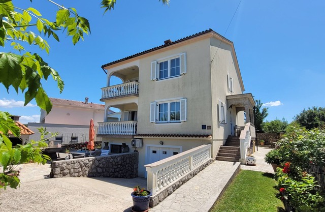 Apartamento de cuatro habitaciones con una terraza Sveti Anton, Krk (A-20344-a)