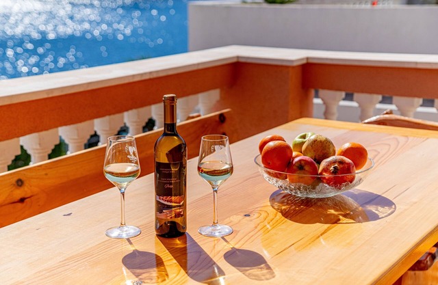 Apartamento de cuatro habitaciones con terraza y vista al mar Brna, Korcula (A-10057-a)