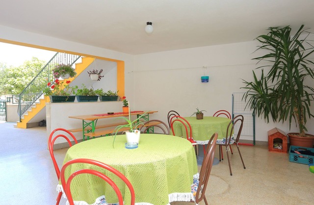 Apartamento de cuatro habitaciones con terraza y vista al mar Nemira, Omis (A-4652-a)