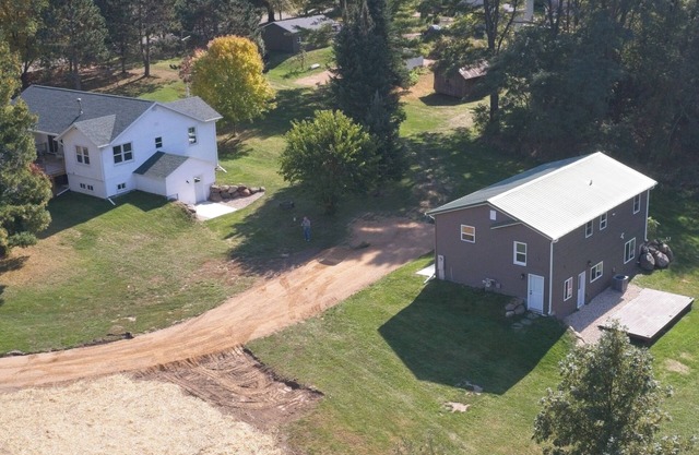 Four Bedroom house 1 mile from entrance to Devils Lake