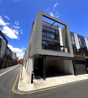 Four-Bedroom Town House in Port Melbourne