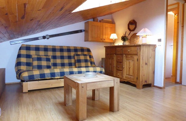 Apartamento acogedor, renovado, a 1min de pistas y 2min de comercios, con balcón y vistas.