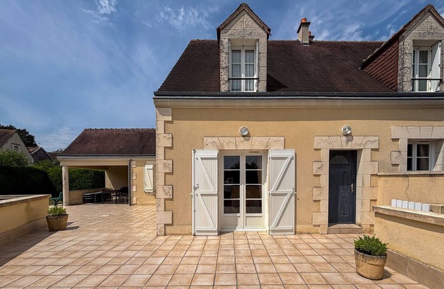 Casa francesa con terraza y piscina cerca de castillos y zoo