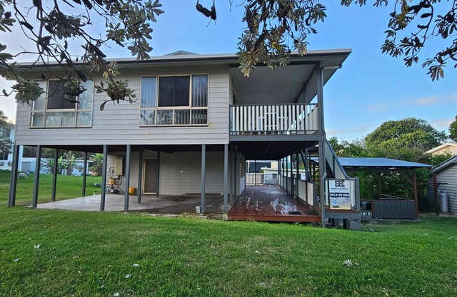 Fraser Island.Rays Place Eurong 4BR Home ,Ocean Views, BBQ Hut & Verandahs –