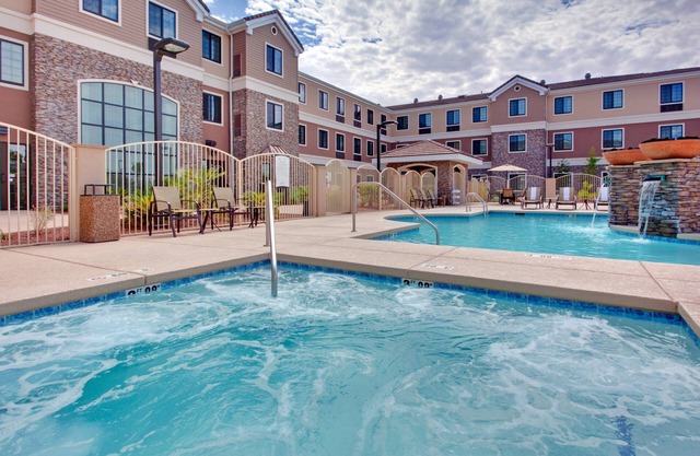 Desayuno gratis + Wi-Fi gratis + Piscina al aire libre | Estudio cerca del aeropuerto de Tucson