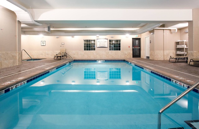 Desayuno gratis. Piscina cubierta y bañera de hidromasaje. Camina hasta el río Missouri.