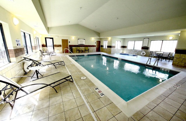 Desayuno gratis. Piscina y jacuzzi. Gimnasio. ¡Cerca de la Base de la Fuerza Aérea Minot! ¡Tu próximo viaje!