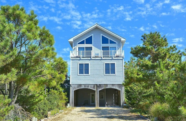 ACTIVIDADES GRATIS INCLUIDAS !! Maravilloso FRENTE AL MAR con 6 habitaciones + estudio, 6 baños. Fantásticas vistas del océano. Cargado con muchos extras, incluido el ascensor.