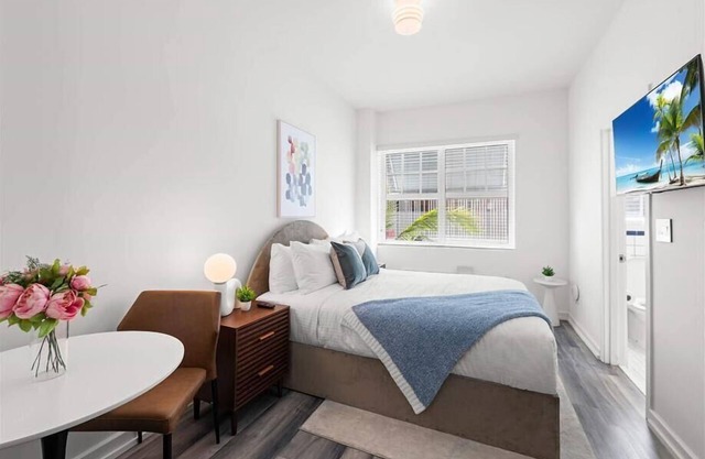 Free Toiletries, Fast Wifi & AC | nr South Pointe Beach
