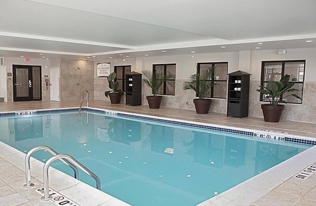 Wi-Fi gratis, desayuno gratis + piscina cubierta | Suite con ducha adaptada cerca de Sea Life Michigan