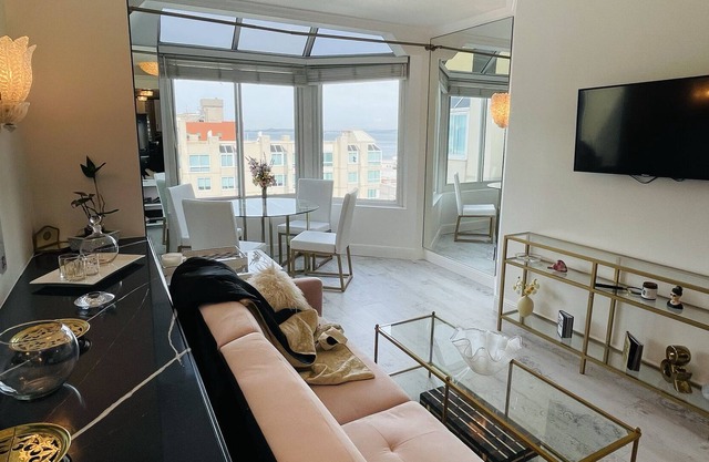 French Style /Bay View Penthouse, Security, Gym, Parking