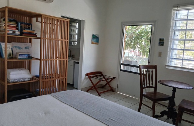 Frenchtown Studio apartment with AC, High-speed Starlink.