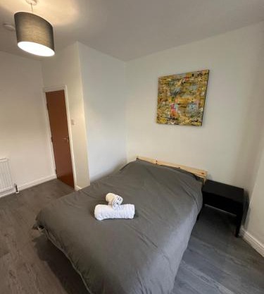 Freshly Renovated Flat just minutes from Luton Airport with Private parking