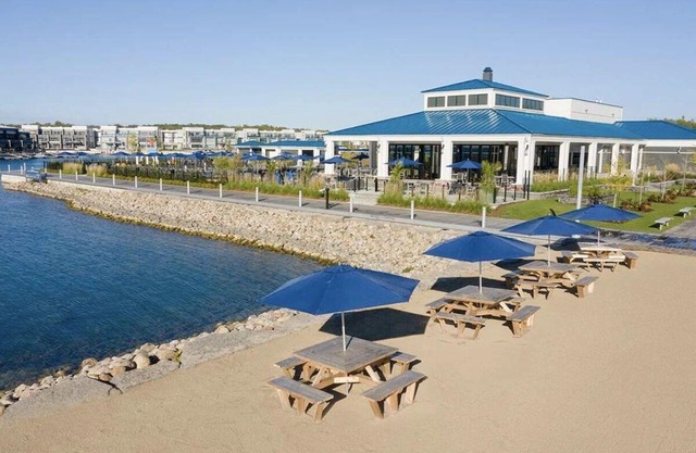 Friday Harbour Prime Location - Luxurious Lakeside Escape