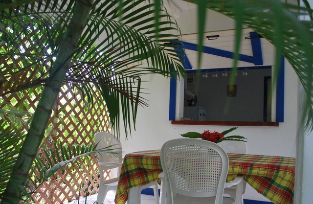 Cabaña amistoso en el jardín tropical