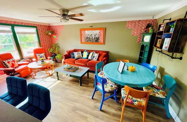 Oasis Inspirado en Friends con Jardín Privado y Piscina