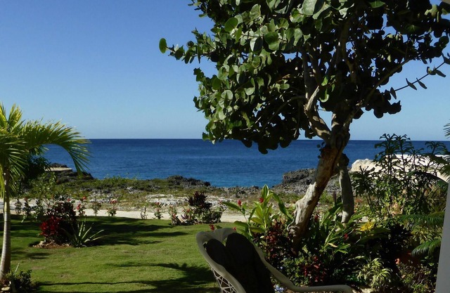 Front of Caribbean Sea, beautiful apart. with pools & direct access to sea.