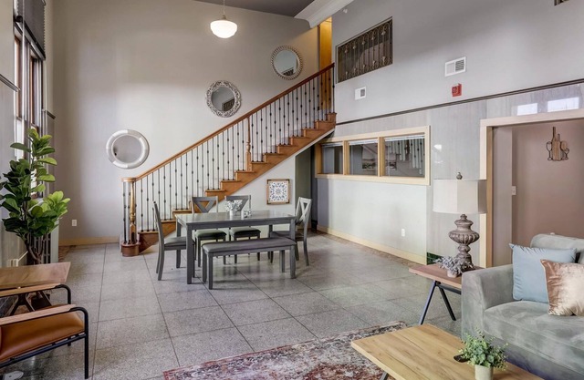 Frontdesk 3 BR Apt by Historic Haymarket
