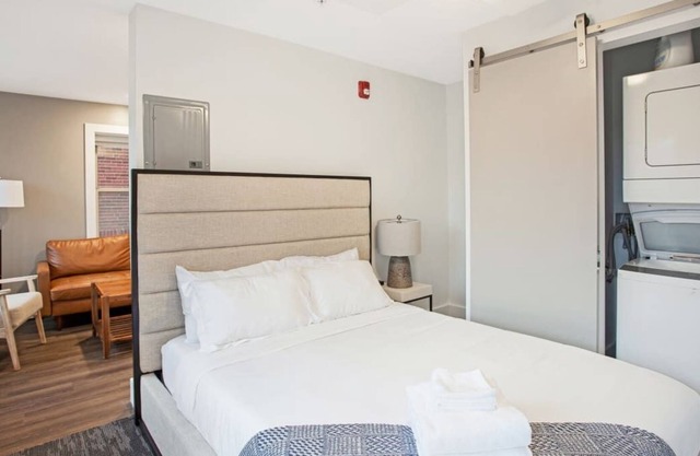 Frontdesk | Bright Studio Apt near Union Station