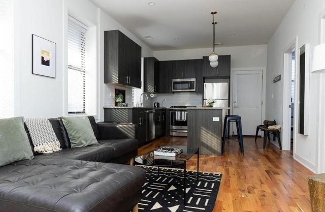 FRONTDESK Spacious 2 BR Apt near Wrigley Field